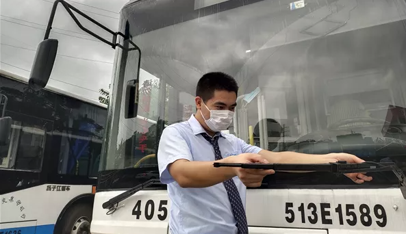 武漢公交多舉措應(yīng)對(duì)強(qiáng)降雨天氣，保障市民安全出行(圖3)