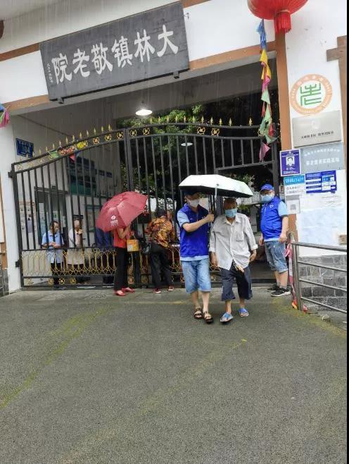 辦好事、解民憂、暖民心，成都公交集團(tuán)為敬老院老人開行疫苗接種專線(圖3)